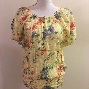 🆕 NWT floral print top with flutter sleeves